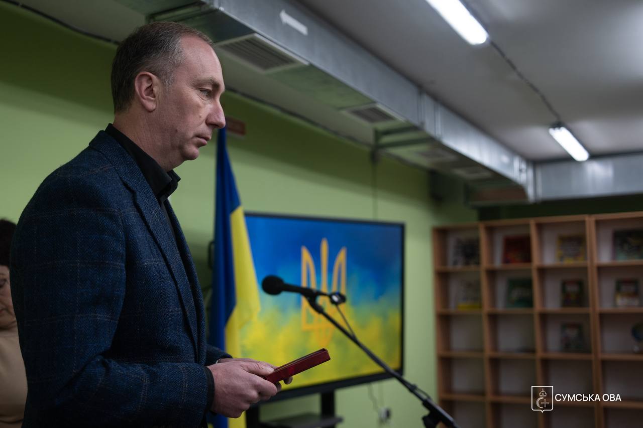 Родинам полеглих захисників Шосткинського району передали державні нагороди + Фото