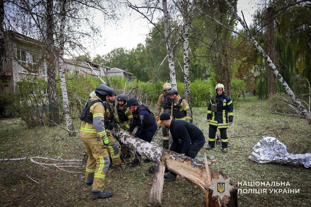 У Шосткинському районі пошкоджено цивільну інфраструктуру, навчальний заклад, магазини, а також зруйновано житлові будинки + Фото