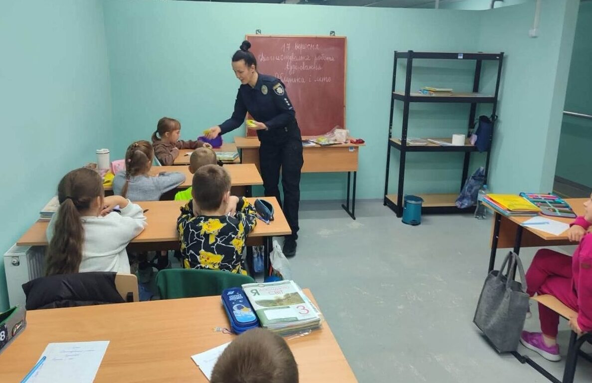 У Шостці поліцейські провели для школярів заняття з безпеки дорожнього руху + Фото