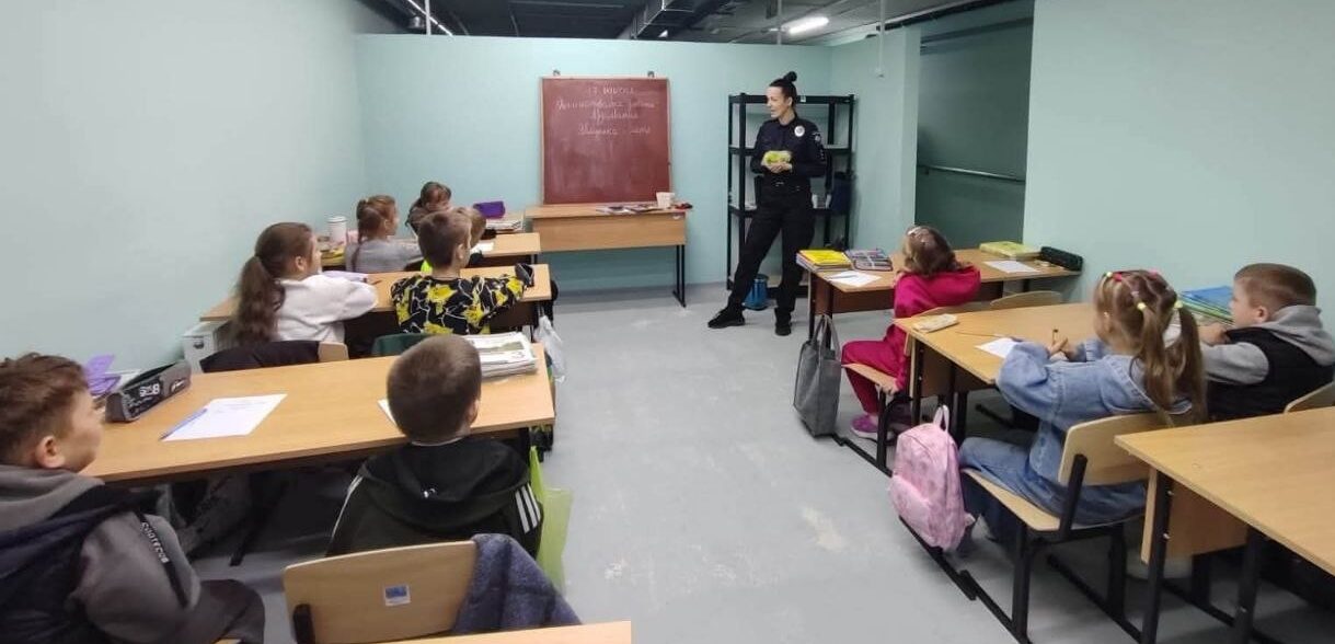У Шостці поліцейські провели для школярів заняття з безпеки дорожнього руху + Фото